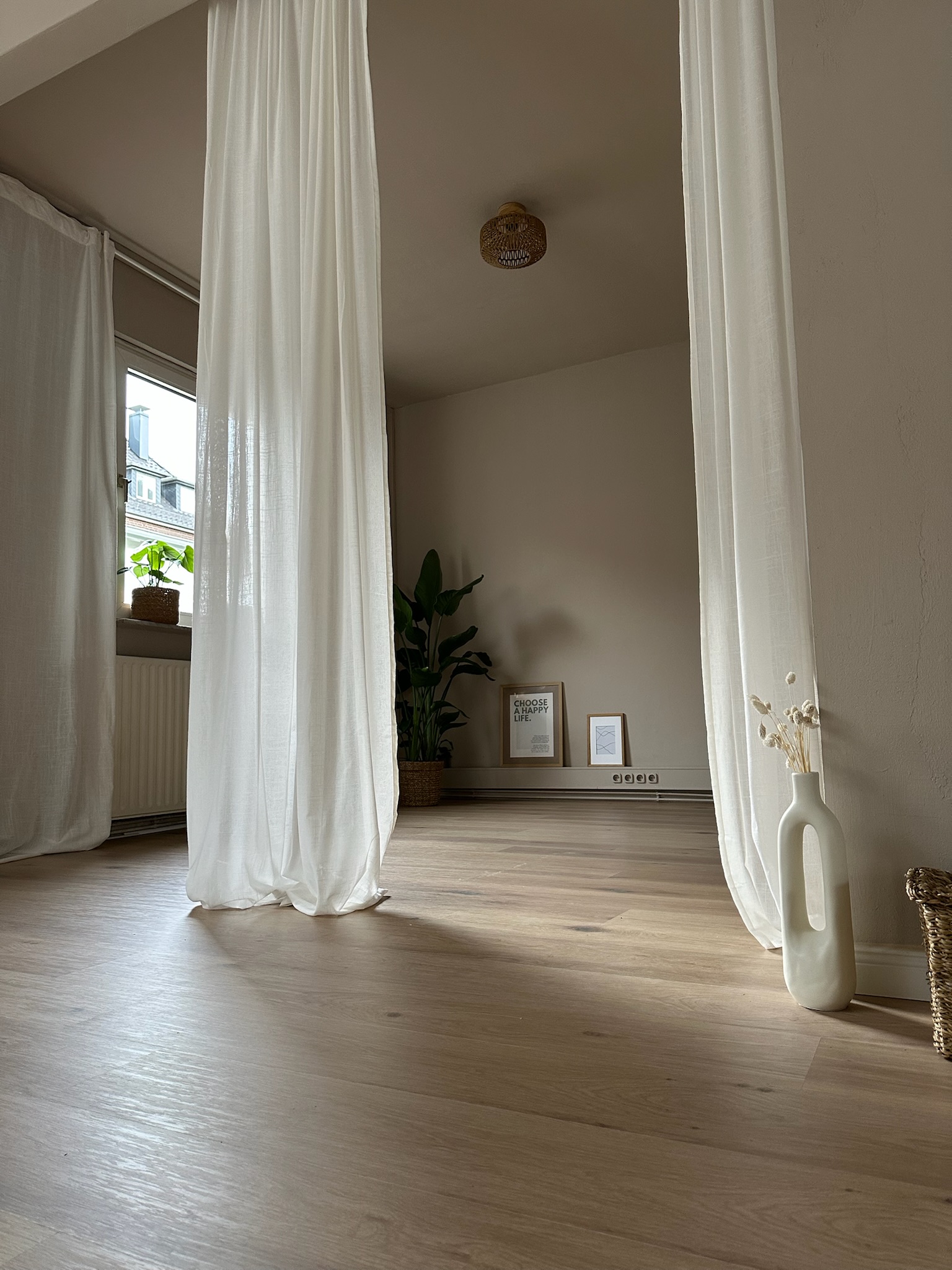 nooki STUDIO, lichtdurchfluteter Raum mit Vorhängen